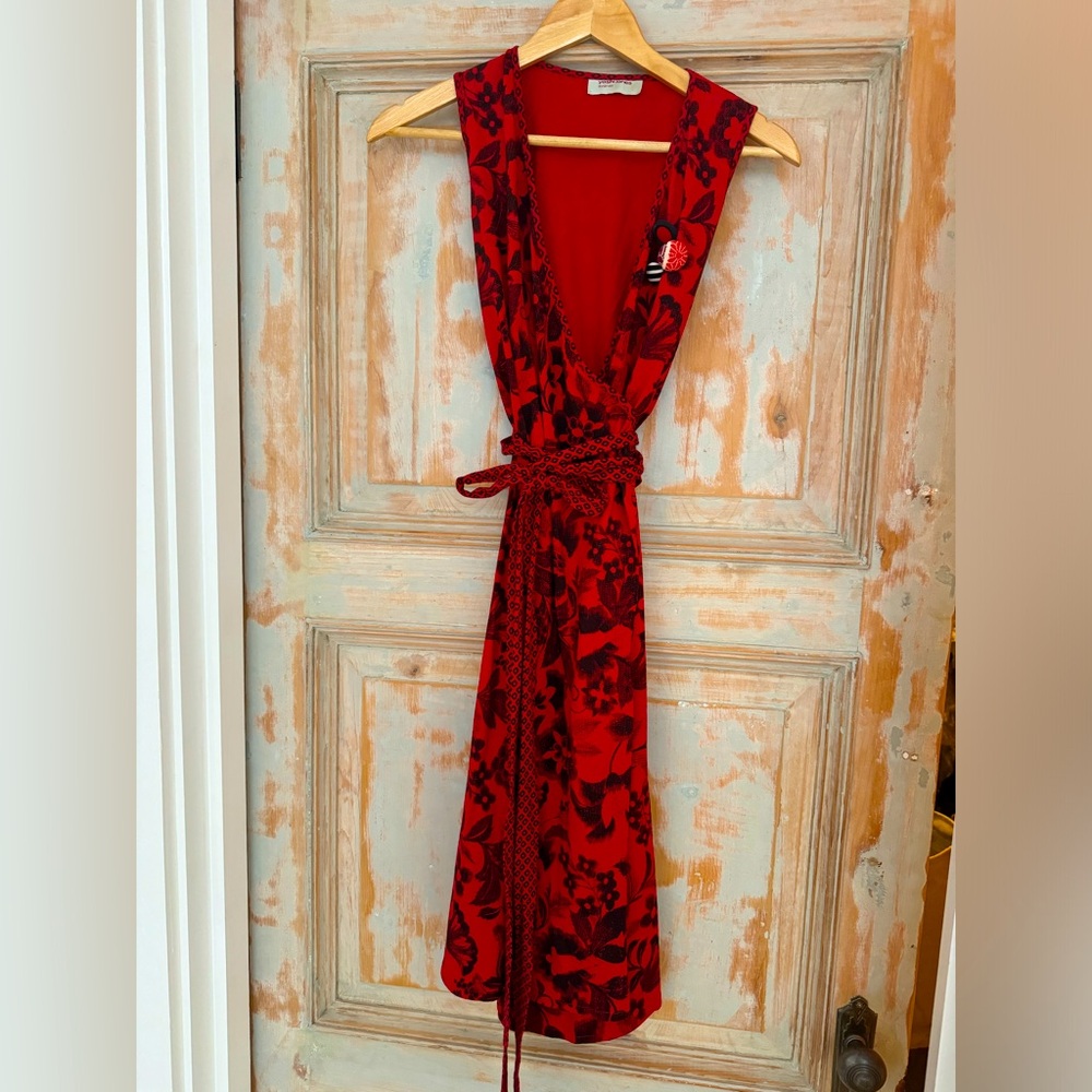 Australian brand, Yoshi Jones, red/black sleeveless wrap around dress with tie.